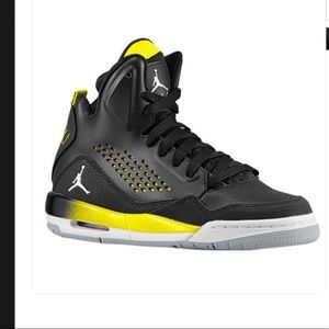 Jordan SC-3 | 629942 070 | Black/White/Vibrant Yellow/Wolf Grey